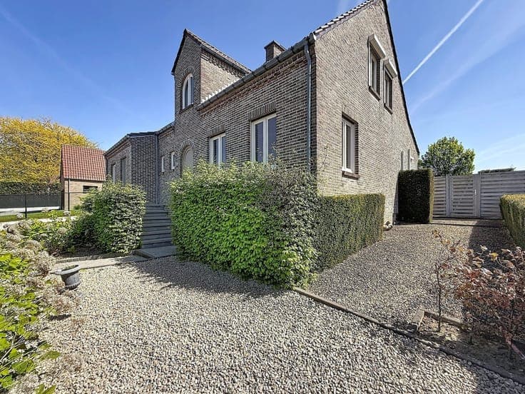Ruime open bebouwing met 4 slpks, veranda, tuin, garage, 8a