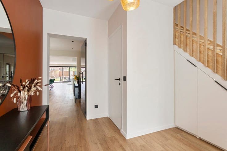 Luxuriously renovated home with 5 bedrooms in a quiet settin