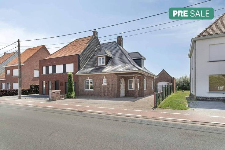 Semi-detached house on 1,084m²