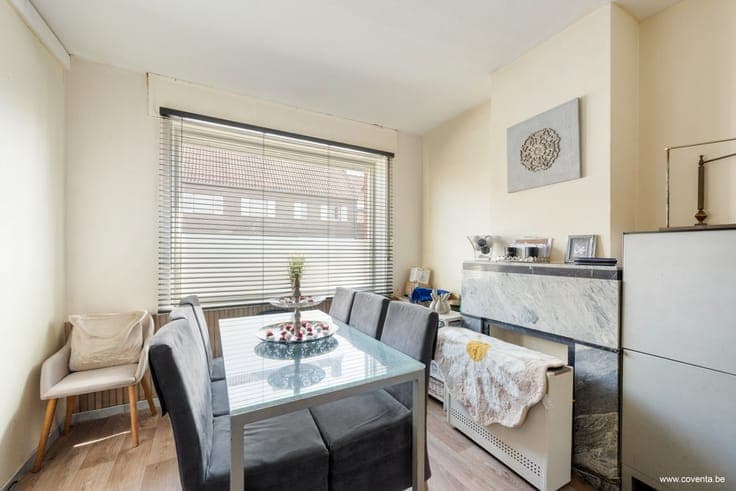 Gezinswoning met 3 slaapkamers en dubbele garage in Roese...