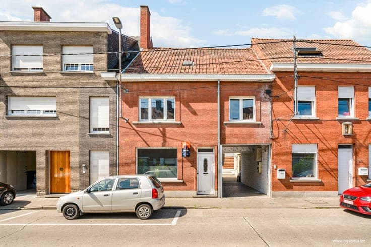 Gezinswoning met 3 slaapkamers en dubbele garage in Roese...