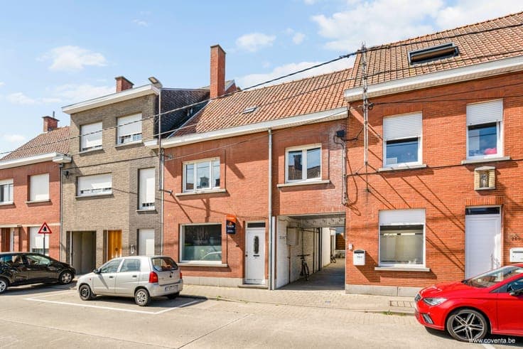 Gezinswoning met 3 slaapkamers en dubbele garage in Roese...