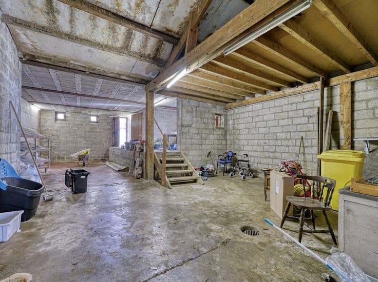 Maison habitable de plain-pied dans une rue calme
