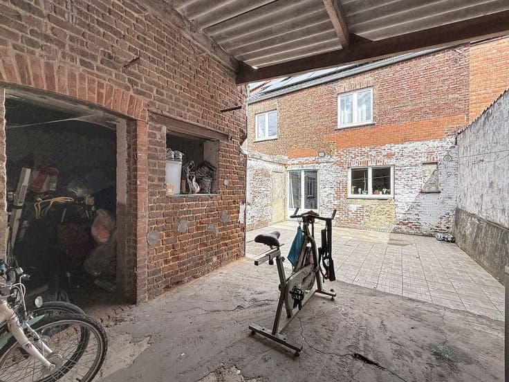 Op te frissen woning met garage, binnenkoer, 3 slpks