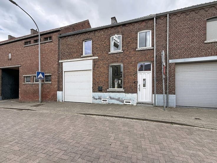Op te frissen woning met garage, binnenkoer, 3 slpks