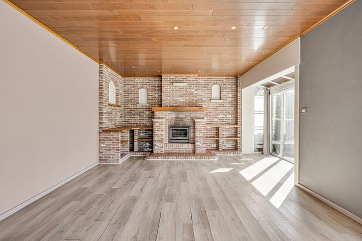 House with renovated roof, garage and garden