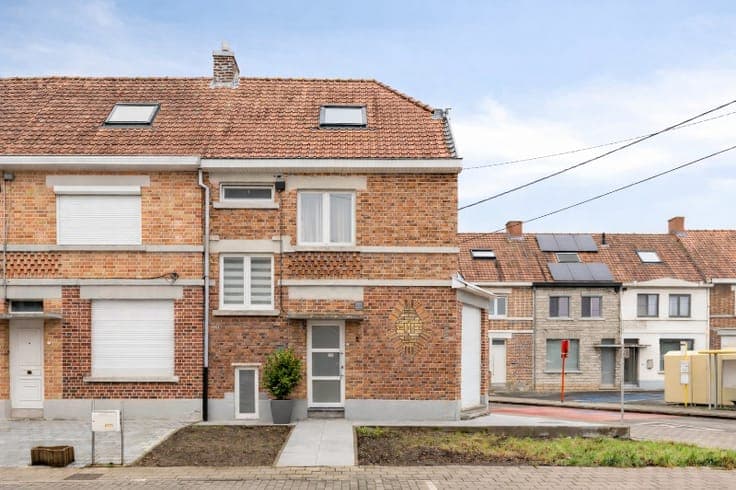 Lichtrijke hoekwoning met 3 slaapkamers, zonnepanelen en ...
