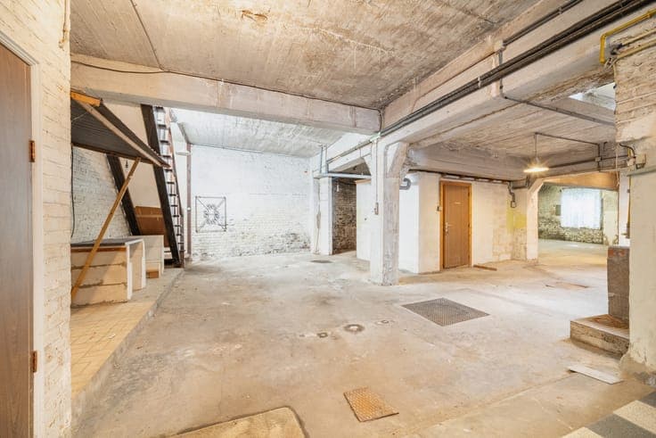 House with Workshop – 4 Bedrooms – Terrace