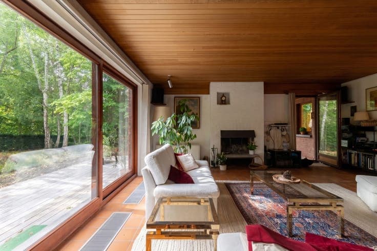 Beautiful single-story villa in need of renovation on a magn