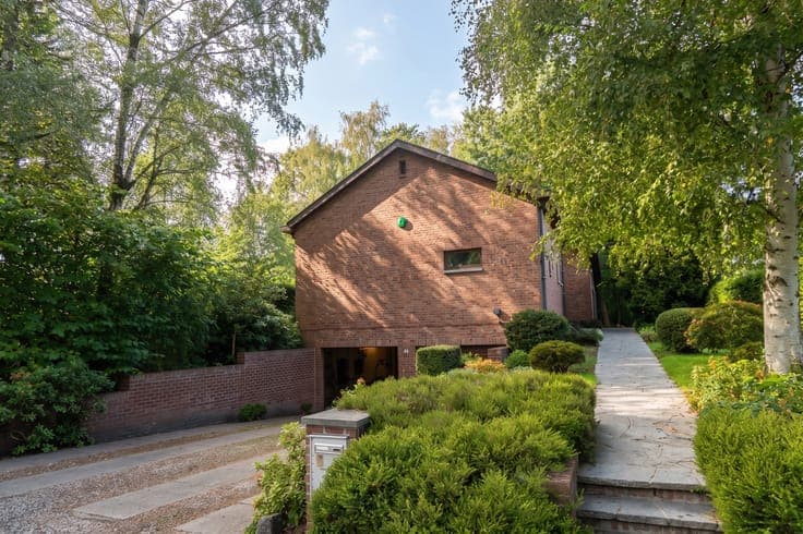 Beautiful single-story villa in need of renovation on a magn