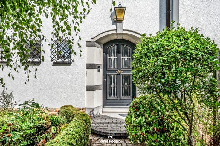 Spacious villa with the option to run a private practice