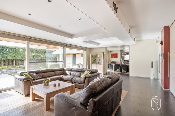 Stunning 7-bedroom property in Sint-Eloois-Vijve