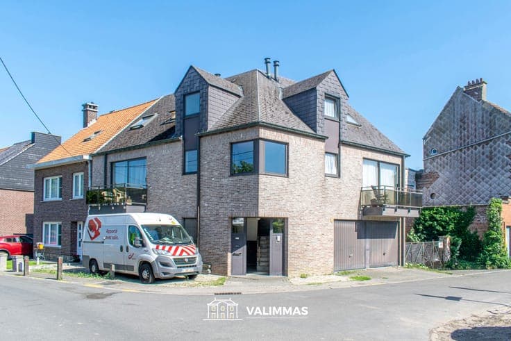 Welgelegen opbrengsteigendom met 3 appartementen & garage...