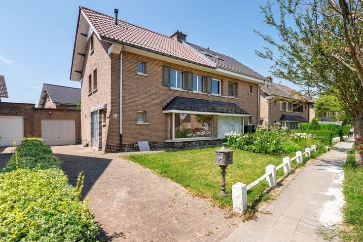 Verzorgde halfopen bebouwing met garage