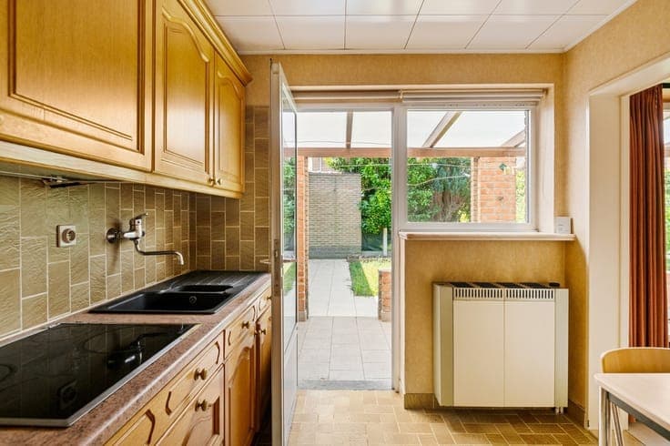 Verzorgde halfopen bebouwing met garage