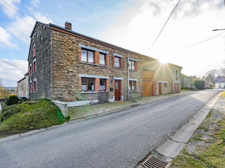 3-bedroom stone house + garages + workshop – Vellereux