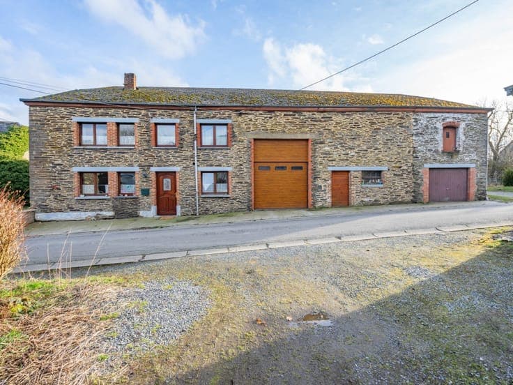 3-bedroom stone house + garages + workshop – Vellereux