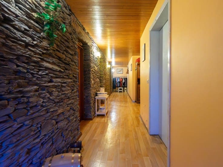3-bedroom stone house + garages + workshop – Vellereux
