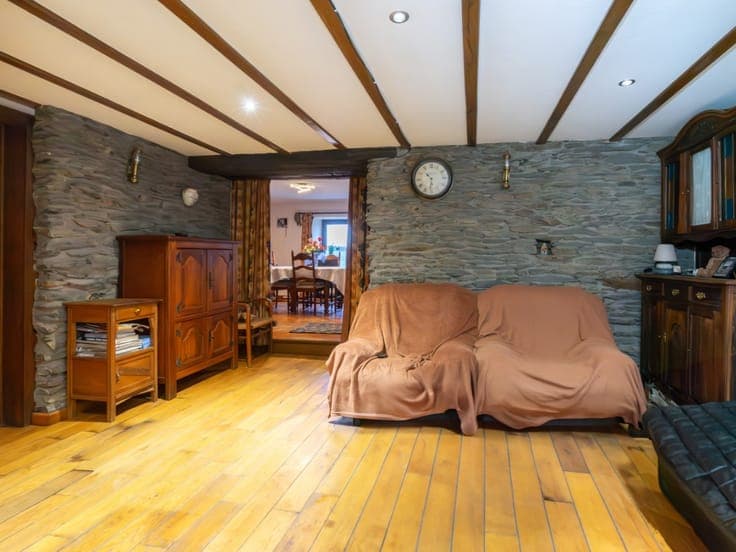 3-bedroom stone house + garages + workshop – Vellereux