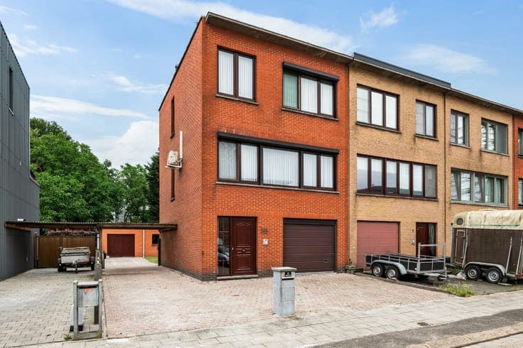 Centraal gelegen beletage-woning met 3 slpk., inpandige g...