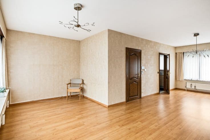 Centraal gelegen beletage-woning met 3 slpk., inpandige g...