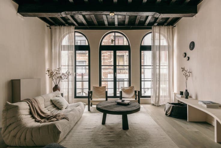Superior renovated residence in AAA location