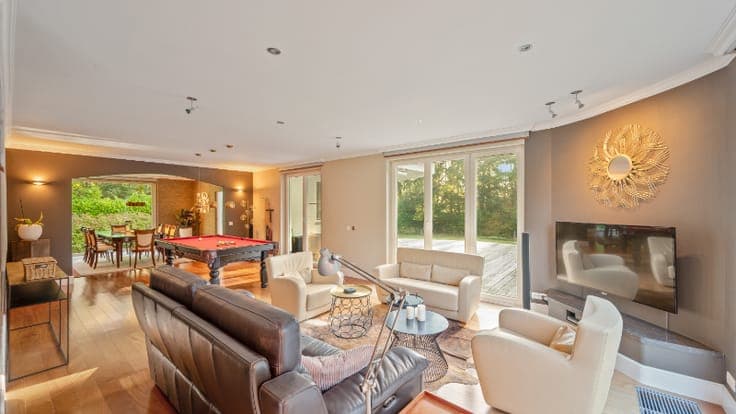 Exclusief gelegen stijlvolle villa op 24 are palende aan ...
