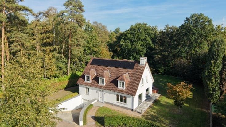 Exclusief gelegen stijlvolle villa op 24 are palende aan ...