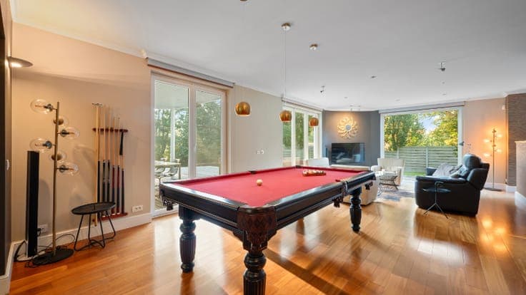 Exclusief gelegen stijlvolle villa op 24 are palende aan ...