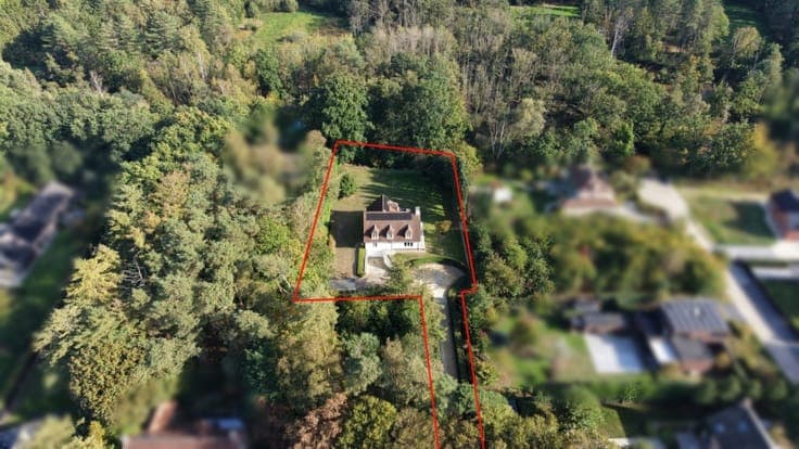 Exclusief gelegen stijlvolle villa op 24 are palende aan ...