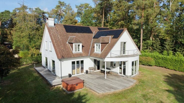 Exclusief gelegen stijlvolle villa op 24 are palende aan ...