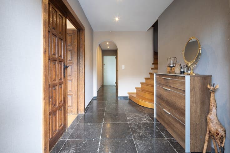 Spacious villa, 4 beds, 4 baths, versatile garden studio