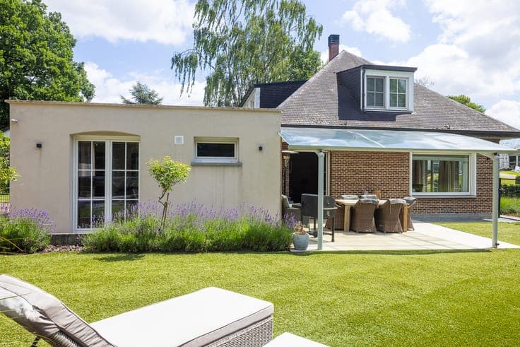 Spacious villa, 4 beds, 4 baths, versatile garden studio