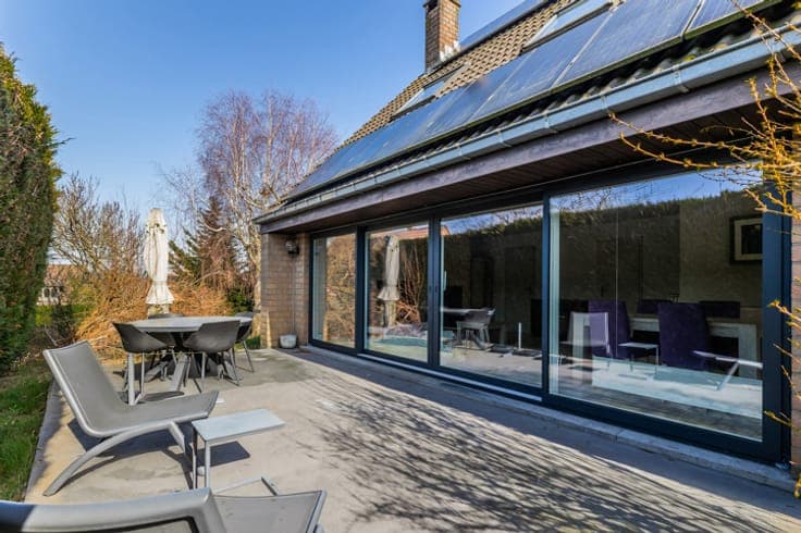 Comfort and space: 4-bedroom villa with garage and garden
