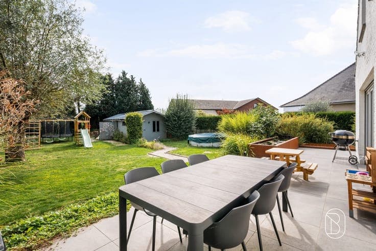 Spacious single-family home with 4 bedrooms on 991 m²!