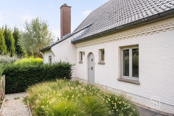 Spacious single-family home with 4 bedrooms on 991 m²!
