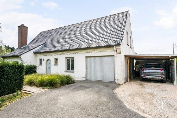 Spacious single-family home with 4 bedrooms on 991 m²!