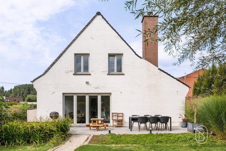 Spacious single-family home with 4 bedrooms on 991 m²!