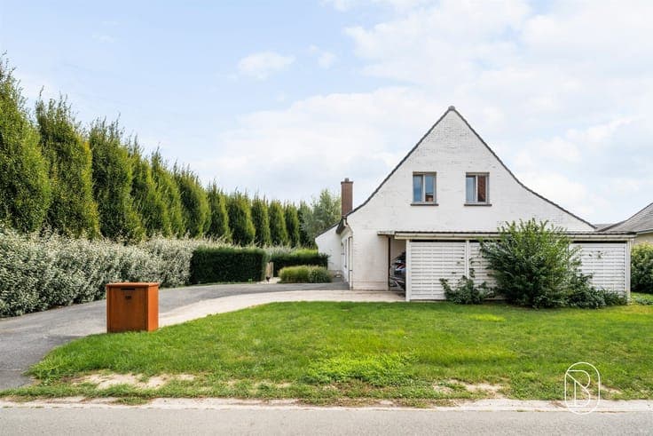 Spacious single-family home with 4 bedrooms on 991 m²!