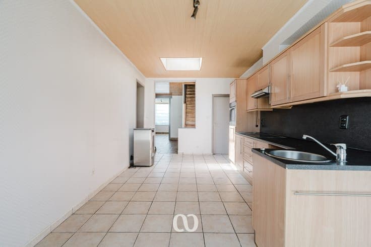 Spacious family home with garden and parking near the cente