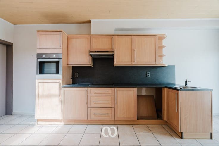 Spacious family home with garden and parking near the cente