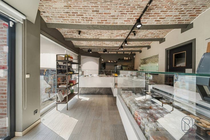 Takeover of fish shop with residence in central Berchem