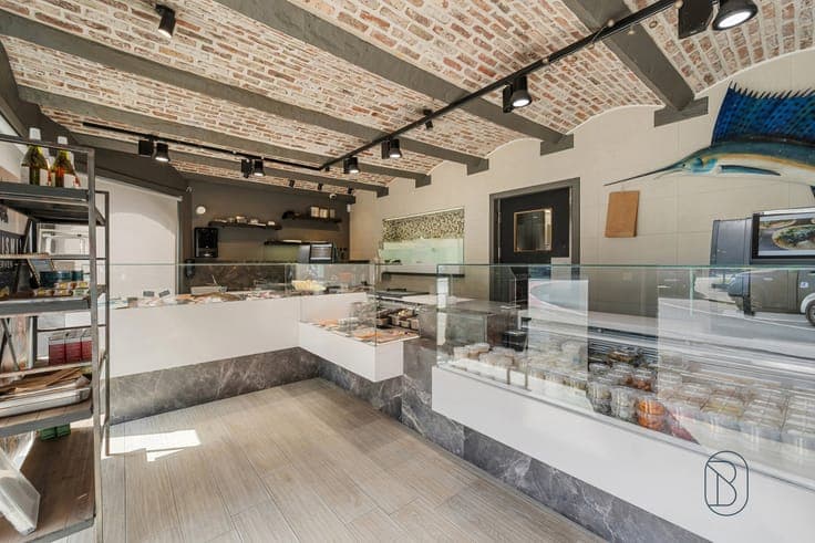 Takeover of fish shop with residence in central Berchem