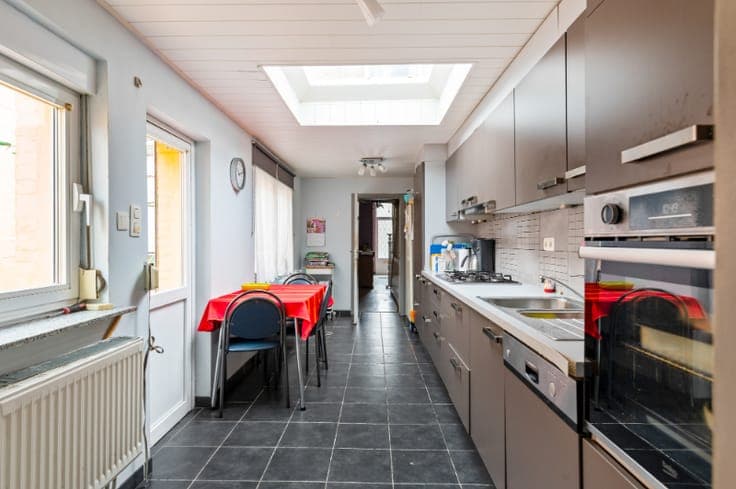 Rustig & centraal gelegen te renoveren rijwoning met 3 SL...