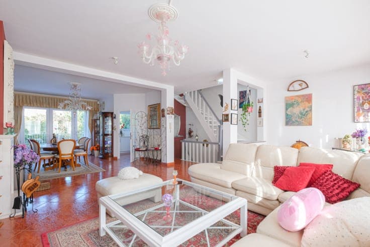 Splendid house: south garden, double garage, freelance prof.