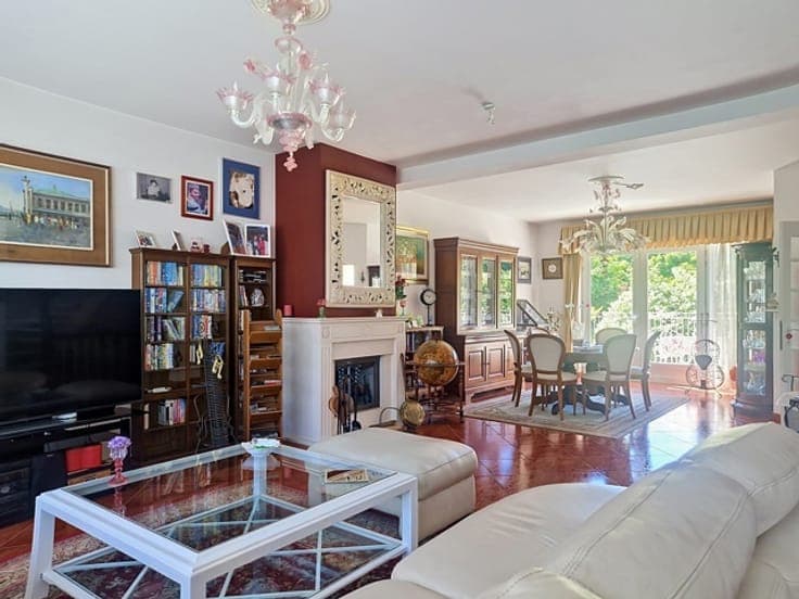 Splendid house: south garden, double garage, freelance prof.