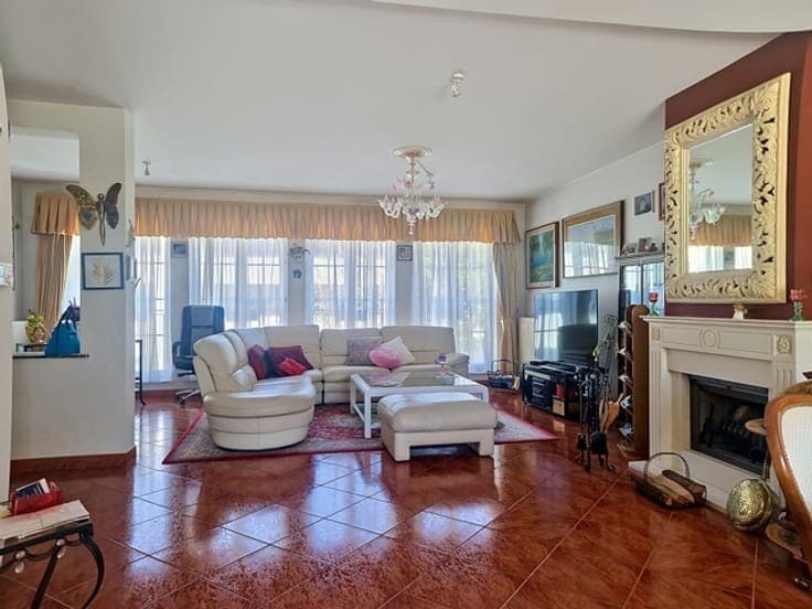 Splendid house: south garden, double garage, freelance prof.