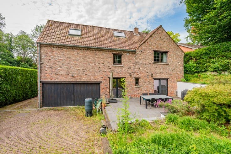 Villa with 6 bedrooms on a plot of 12a 45ca.