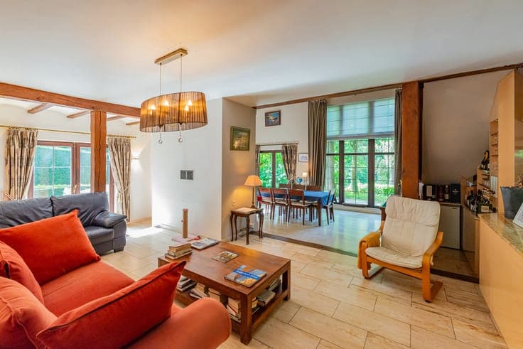 Villa with 6 bedrooms on a plot of 12a 45ca.