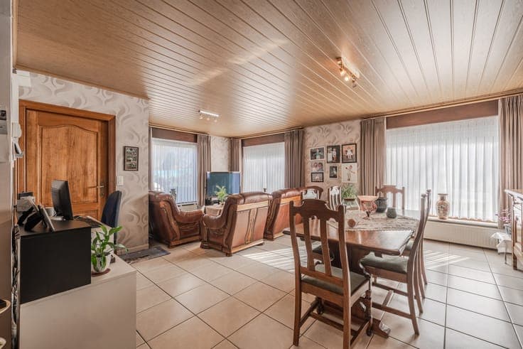 Woning op een ruim perceel van 989 m²